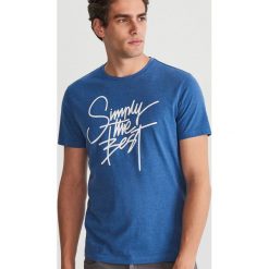 T-shirt z napisem - Granatowy. Niebieskie t-shirty damskie Reserved, s, z napisami, bez kołnierzyka. Za 24,99 zł.