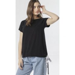 Czarny T-shirt Caliphei. Czarne bluzki damskie Born2be, xl, bez wzorów, bez kołnierzyka. W wyprzedaży za 54,99 zł.