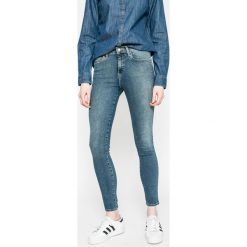 Wrangler - Jeansy. Niebieskie jeansy damskie skinny marki Wrangler, z elastanu, z podwyższonym stanem. W wyprzedaży za 299,90 zł.