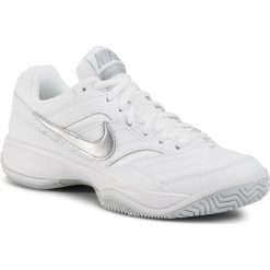 Buty NIKE - Court Lite 845048 100 White/Matte Silver/Medium Grey. Białe buty sportowe damskie Nike, bez wzorów, ze skóry ekologicznej, sportowe, tenisowe, nike court. Za 279,00 zł.