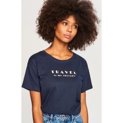 T-shirt z napisem - Granatowy. Niebieskie t-shirty męskie Reserved, l, z napisami. Za 29,99 zł.