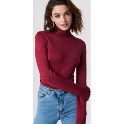 NA-KD Brokatowy sweter z golfem - Red. Czerwone golfy damskie marki NA-KD. W wyprzedaży za 60,57 zł.
