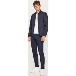 Spodnie slim fit - Granatowy. Niebieskie spodnie damskie Reserved, m, bez wzorów. W wyprzedaży za 59,99 zł.