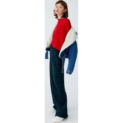 Koszulka z długim rękawem i fakturą. Szare koszulki damskie marki Pull&Bear, bez wzorów, bez kołnierzyka, z długim rękawem. Za 49,90 zł.
