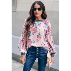 Bluzka damska CAMERON PINK. Różowe bluzki damskie Bluzka damska CAMERON PINK, s, w kwiaty, bez kołnierzyka, bez rękawów. W wyprzedaży za 69,00 zł.