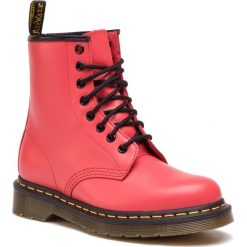 Glany DR. MARTENS - 1460 24614636 Satchel Red. Czerwone glany damskie Dr. Martens, ze skóry, bez obcasa, bez zapięcia. Za 699,00 zł.