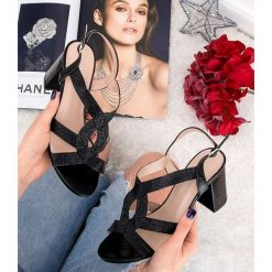 Sandałki damskie Laura Mode QL-118 Czarne. Czarne sandały damskie LAURA MODE, bez wzorów, z tworzywa sztucznego, bez obcasa, na obcasie, ze sprzączką. Za 99,00 zł.