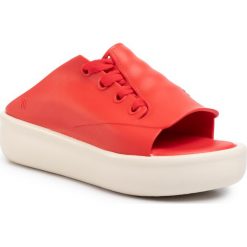 Klapki MELISSA - Ulitsa Platform Ad 32715 Beige/Red 51657. Czerwone klapki damskie Melissa, bez wzorów, z tworzywa sztucznego, bez obcasa. W wyprzedaży za 299,00 zł.