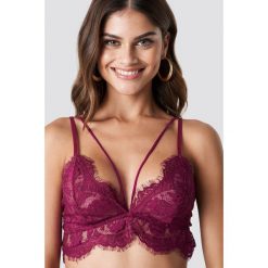 NA-KD Lingerie Biustonosz z podwójnym paskiem - Red. Czerwone biustonosze bardotka NA-KD Lingerie, w koronkowe wzory, z koronki. Za 72,95 zł.