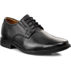 Półbuty CLARKS - Tilden Plain 261103507 Black Leather. Czarne buty wizytowe męskie marki Clarks, bez wzorów, ze skóry ekologicznej, eleganckie, bez zapięcia. Za 319,00 zł.