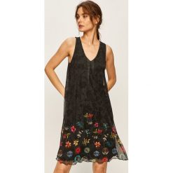 Desigual - Sukienka. Białe sukienki damskie Desigual, na co dzień, s, w kwiaty, z elastanu, casualowe, bez kołnierzyka, bez rękawów, mini, proste. Za 399,90 zł.