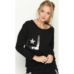 Czarna Bluzka Angle Star. Czarne bluzki damskie marki Born2be, m, z nadrukiem, retro, z dekoltem w łódkę, z długim rękawem. Za 44,99 zł.