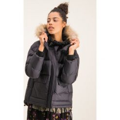 Kurtka puchowa TwinSet Piumino 192TT2171. Czarne kurtki damskie Twinset, bez wzorów, z puchu, bez kaptura. W wyprzedaży za 889,00 zł.