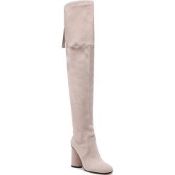 Muszkieterki STUART WEITZMAN - Helena 95 YL96256 Pebble Suede. Brązowe kozaki damskie Stuart Weitzman, ze skóry, bez obcasa, na obcasie, bez zapięcia. W wyprzedaży za 1709,00 zł.
