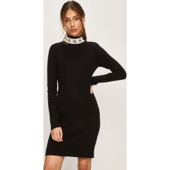 Calvin Klein Jeans - Sukienka. Czarne sukienki damskie Calvin Klein Jeans, na co dzień, s, bez wzorów, z elastanu, casualowe, ze stójką, z długim rękawem, długie, mini, proste. Za 399,90 zł.
