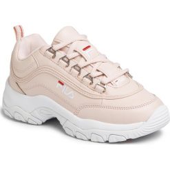 Sneakersy FILA - Strada Low Wmn 1010560.71Y Rosewater. Różowe półbuty damskie Fila, na co dzień, bez wzorów, ze skóry ekologicznej, bez obcasa, bez zapięcia. W wyprzedaży za 269,00 zł.