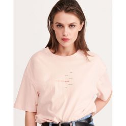 T-shirt z minimalistycznym napisem - Różowy. Różowe t-shirty damskie Reserved, s, z napisami. Za 29,99 zł.