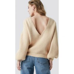 Linn Ahlborg x NA-KD Sweter z głębokim dekoltem na plecach - Beige. Brązowe swetry klasyczne damskie marki Linn Ahlborg x NA-KD, z dzianiny, z dekoltem na plecach. Za 161,95 zł.