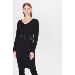 Swetrowa midi sukienka - Czarny. Czarne sukienki damskie Mohito, s, bez wzorów, bez kołnierzyka, bez rękawów, midi. Za 139,99 zł.