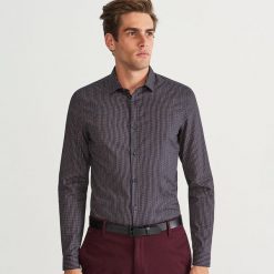 Koszula slim fit z drobnym wzorem - Granatowy. Niebieskie koszule męskie slim marki Reserved, l. Za 99,99 zł.
