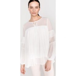 French Connection Zana Bluzka Biały. Białe bluzki damskie French Connection, xs, w koronkowe wzory, z poliesteru, bez kołnierzyka, bez rękawów. Za 455,95 zł.