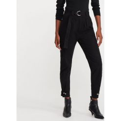 Spodnie cargo z paskiem - Czarny. Czarne spodnie damskie Reserved. Za 99,99 zł.