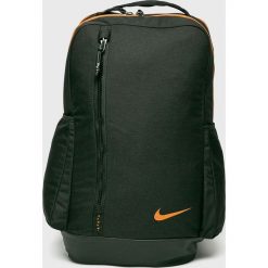 Nike - Plecak. Czarne plecaki męskie marki Nike, w paski, z poliesteru. W wyprzedaży za 159,90 zł.