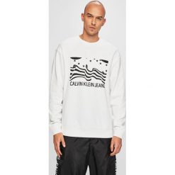 Calvin Klein Jeans - Bluza. Białe bluzy męskie s, z nadrukiem, z bawełny, z okrągłym kołnierzem. W wyprzedaży za 219,90 zł.