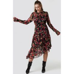 NA-KD Boho Asymetryczna sukienka z falbaną - Black,Red,Multicolor. Czerwone sukienki damskie marki NA-KD Boho, bez wzorów, z szyfonu, boho, z asymetrycznym kołnierzem, z długim rękawem, długie, maxi, asymetryczne. Za 202,95 zł.