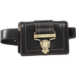 Saszetka nerka VERSACE JEANS COUTURE - E1VVBBS4 71493 899. Czarne nerki damskie Versace Jeans Couture, bez wzorów, z jeansu, młodzieżowe, bez dodatków. W wyprzedaży za 1049,00 zł.