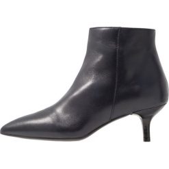 Pedro Miralles Ankle boot seta nuit. Czarne botki damskie skórzane marki Pedro Miralles. Za 589,00 zł.