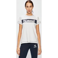 Hummel - Top. Białe bluzki damskie Hummel, s, z nadrukiem, z elastanu, z okrągłym kołnierzem, z krótkim rękawem. W wyprzedaży za 69,90 zł.