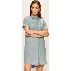 Wrangler - Sukienka jeansowa. Niebieskie sukienki damskie Wrangler, na co dzień, xs, bez wzorów, z bawełny, casualowe, bez kołnierzyka, z krótkim rękawem, krótkie, mini, proste. W wyprzedaży za 259,90 zł.
