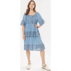 Niebieska Sukienka Aqiaria. Niebieskie sukienki damskie Born2be, na lato, uniwersalny, bez wzorów, bez kołnierzyka, bez rękawów. W wyprzedaży za 119,99 zł.