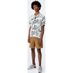Koszula z wiskozy z etnicznym wzorem. Białe koszule męskie Pull&Bear, m, bez wzorów, z wiskozy, bez kołnierzyka, bez rękawów. Za 27,90 zł.