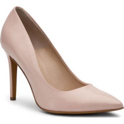 Szpilki SOLO FEMME - 34201-67-E06/000-04-00 P.Róż. Różowe półbuty damskie Solo Femme, bez wzorów, ze skóry, bez obcasa, na obcasie, bez zapięcia. Za 339,00 zł.