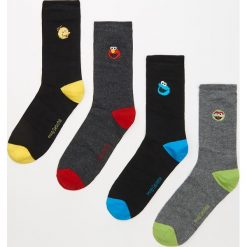 4 pack skarpet Ulica Sezamkowa - Wielobarwn. Szare skarpetki męskie marki House, bez wzorów. Za 39,99 zł.