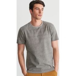 T-shirt z mikroprintem - Jasny szar. Szare t-shirty męskie marki Reserved, s. Za 59,99 zł.
