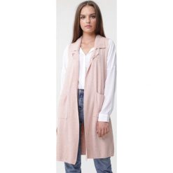 Jasnoróżowa Kamizelka Solange. Różowe kamizelki damskie Born2be, xl, bez wzorów, z dzianiny, klasyczne, długie, bez kaptura. Za 79,99 zł.