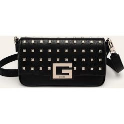 Guess Jeans - Torebka. Czarne listonoszki damskie Guess Jeans, w paski, z bawełny, na ramię, małe, z aplikacjami. Za 629,90 zł.