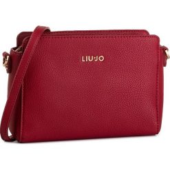 Torebka LIU JO - S Crossbody A69090 E0031 Beauty Red X0198. Czerwone listonoszki damskie Liu Jo, z aplikacjami, ze skóry ekologicznej, zdobione, bez dodatków. W wyprzedaży za 279,00 zł.