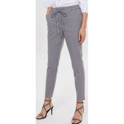 Spodnie jogger fit - Szary. Szare spodnie damskie Mohito. Za 99,99 zł.