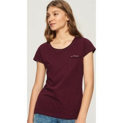 T-shirt z kieszenią - Bordowy. Czerwone t-shirty damskie Sinsay, l. Za 14,99 zł.