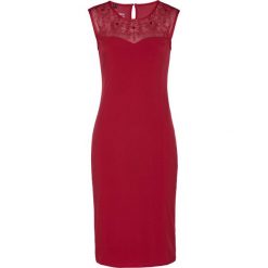 Sukienka shirtowa ze sztrasami Swarovskiego® bonprix ciemnoczerwony. Czerwone sukienki damskie bonprix, z aplikacjami, bez kołnierzyka, bez rękawów, dopasowane. Za 124,99 zł.