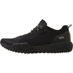 BOSS ATHLEISURE STORM RUNN ACT Sneakersy niskie black. Czarne sneakersy męskie marki BOSS Athleisure, bez wzorów, z tworzywa sztucznego, bez zapięcia. Za 819,00 zł.