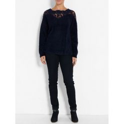 Sweter w kolorze granatowym. Niebieskie swetry damskie Jacqueline Riu, w koronkowe wzory, z koronki, klasyczne, bez rękawów, bez kaptura. W wyprzedaży za 79,95 zł.