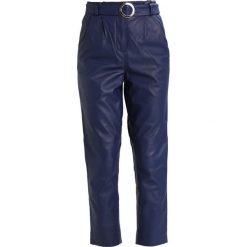 Topshop B&B BELTED PEG Spodnie skórzane navy. Niebieskie spodnie damskie marki Topshop, bez wzorów, ze skóry. W wyprzedaży za 483,45 zł.