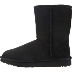 UGG Classic II Short Śniegowce Czarny. Czarne śniegowce damskie Ugg, na zimę, ze skóry. Za 938,95 zł.