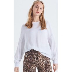 Gładka bluzka z wiskozy - Biały. Białe bluzki damskie Cropp, s, bez wzorów, z wiskozy, bez kołnierzyka, bez rękawów. W wyprzedaży za 29,99 zł.