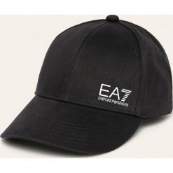 EA7 Emporio Armani - Czapka. Czarne czapki męskie EA7 Emporio Armani, bez wzorów, z bawełny. W wyprzedaży za 169,90 zł.